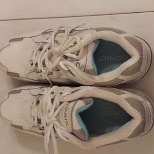 Vionic Walking Tennis Shoes W9 wide